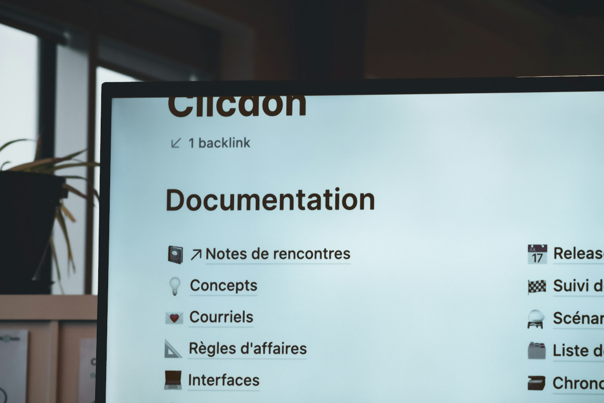 A photo of a screen showing the basic Notion UI. The user is entering documentation into the Notion file, in French. Section labels include 'Notes de recontres', 'Concepts', 'Courriles', 'Régles d'affaires', 'Interfaces'